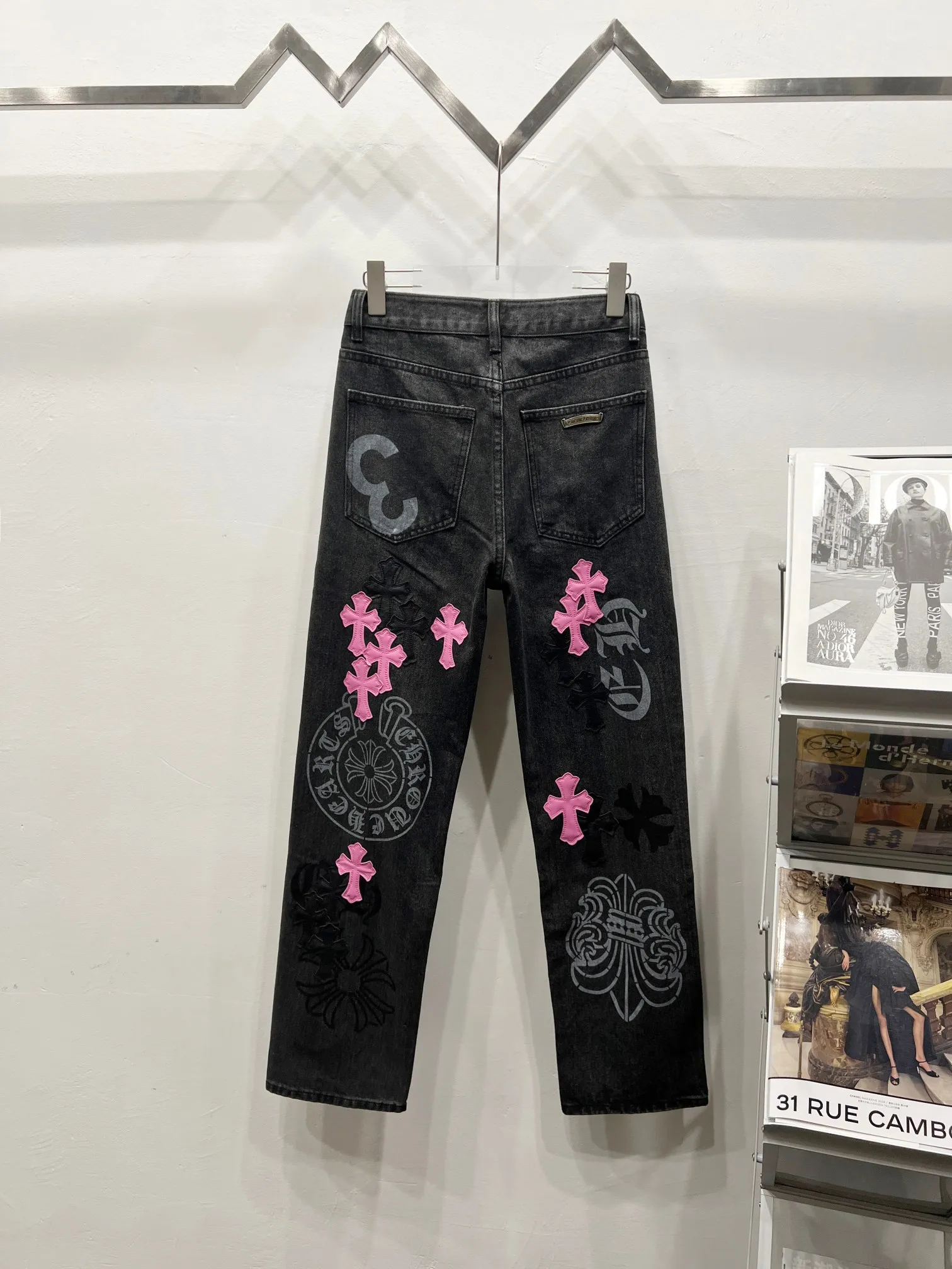 P260 Style No.: (c036) ChromeHearts & ChromeHearts Purple spray-painted graffiti leather Cow King jeans Original hardware accessories washed and other elevators, QR code analysis are all purchased from the original factory, high degree of restoration, you are welcome to compare the products~ Three-dimensional version Loose and comfortable, not picky about the body shape Make you taller and slimmer Factory Seiko Original quality control Same style for men and women Can be matched with couples Versatile recommendation Necessary jeans for all seasons Hipsters have been disappointed From the quality selection of fabrics, the tailoring of details, and the matching of patterns, everything is impeccable! The upper body is so handsome when worn...it can be easily worn by men, women and children! The craftsmanship is made of heavy-duty washed pure cotton denim fabric. After washing, it is soft and thick and looks very stylish when worn. Size: 28, 30, 32, 34, 36 (S-XXL) Color: black purple